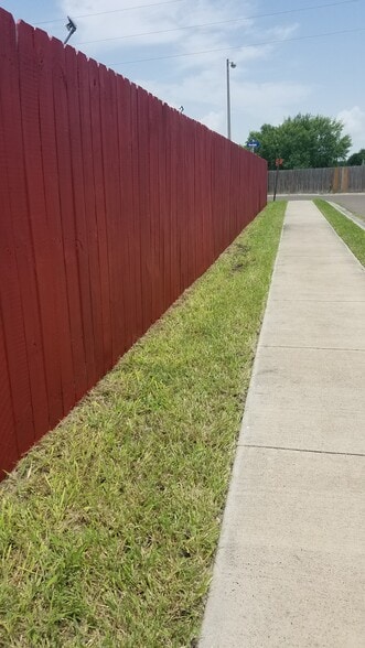 Building Photo - 3706 Wyndham Ave