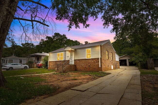 Primary Photo - Charming 3 Bedroom, 2 Bathroom house