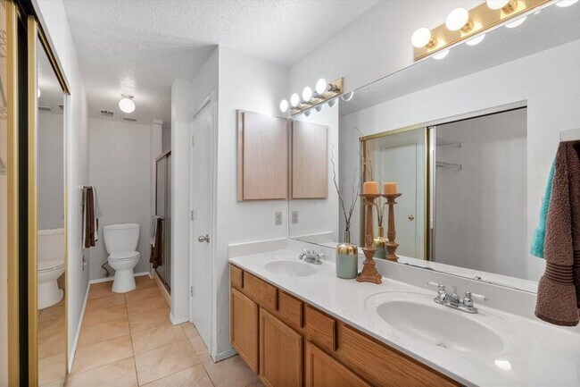 Building Photo - 833 Country Club Dr SE