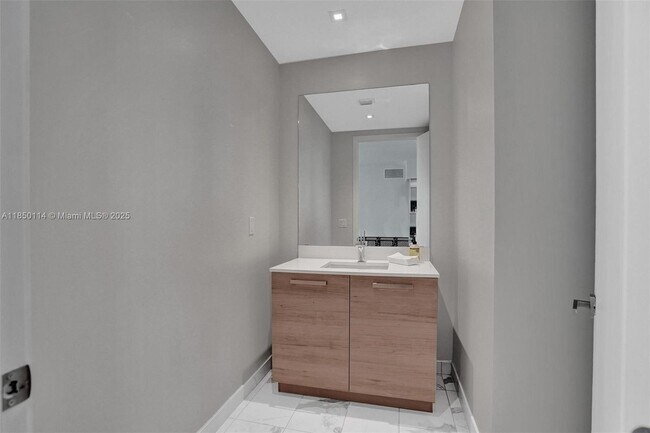 Building Photo - 5000 Island Estates Dr