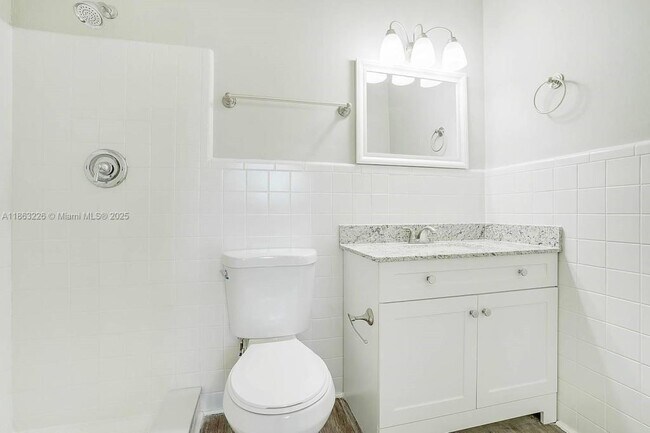 Building Photo - 2440 SW 5th Pl