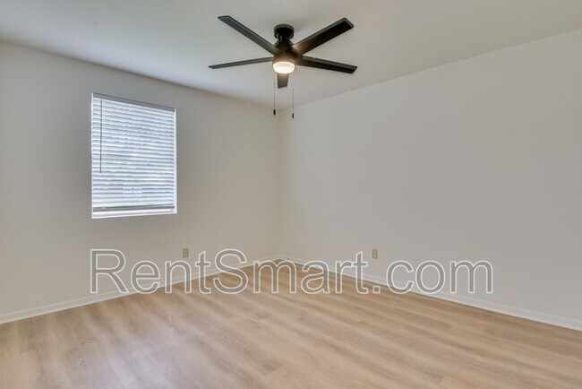 Building Photo - 4315 Parkwood Dr