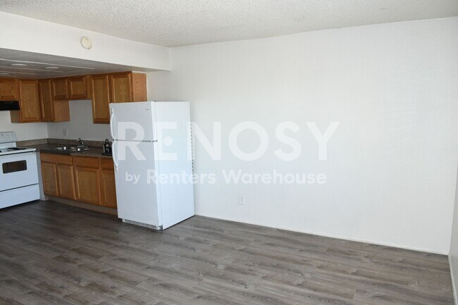 Building Photo - 1733 E Cambridge Ave