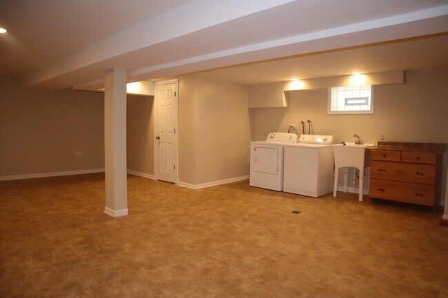 Building Photo - 3112 W 101st Pl