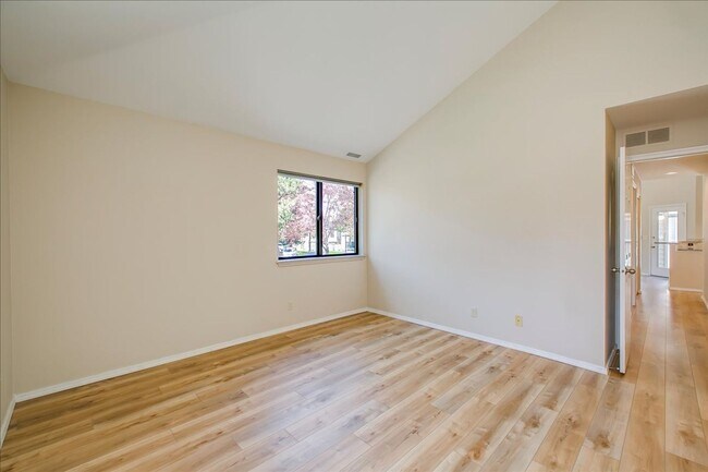 Building Photo - Elegant Condo Near the River