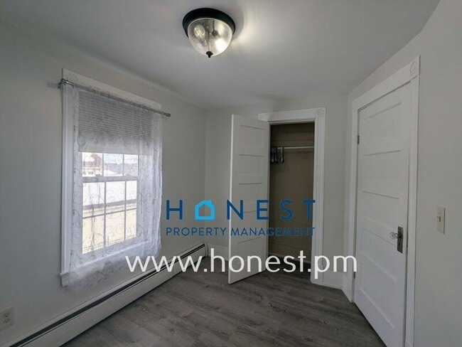 Building Photo - 162 College Ave