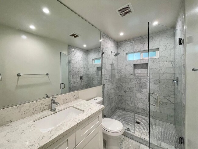 Building Photo - You will not want to miss out on this oppo...