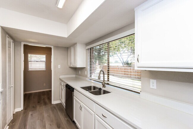 Building Photo - 2929 Fern Glen Dr