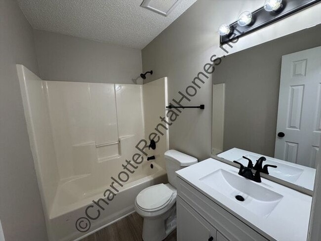Building Photo - Updated ranch home near uptown!