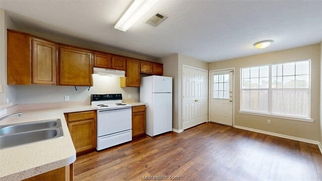 Building Photo - 1507 Hollowhill Drive Unit A