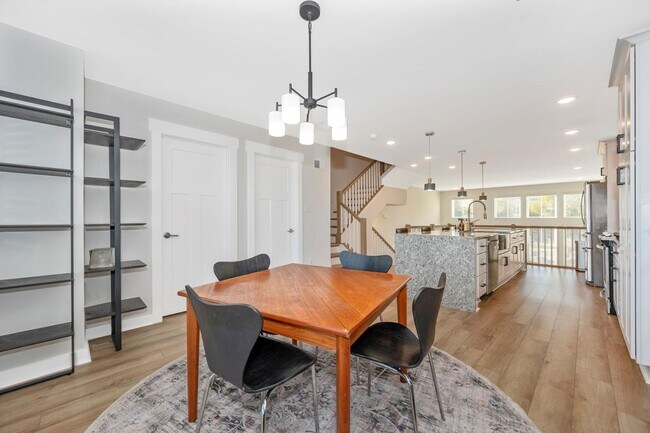 Building Photo - The Enclave At Gambrill View