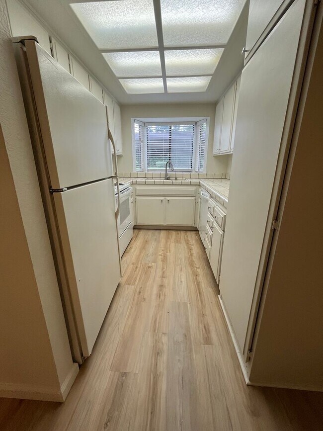 Building Photo - 2BR|2BA|994SF| - Ground Floor Condo, Nice ...