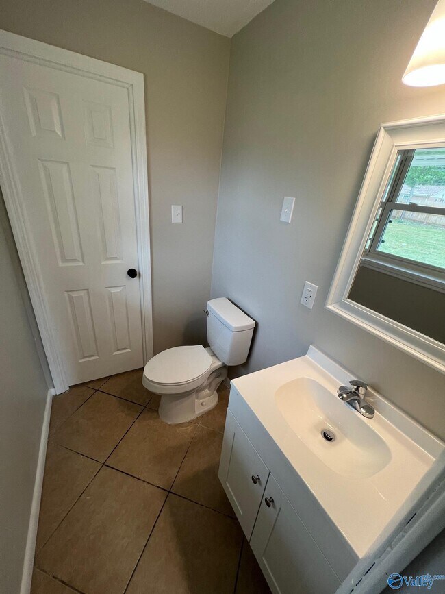 Building Photo - 2211 Penhall Dr NE