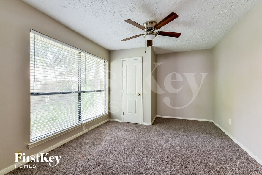 Building Photo - 8511 Stagewood Dr