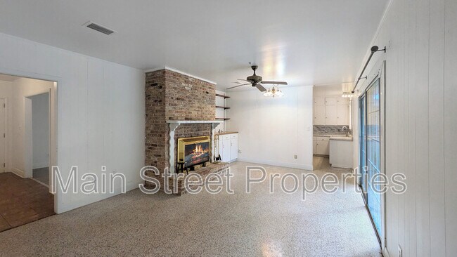 Building Photo - 2 Manor Dr