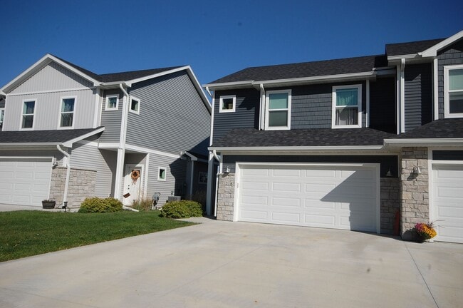 Building Photo - Golf Course Townhome