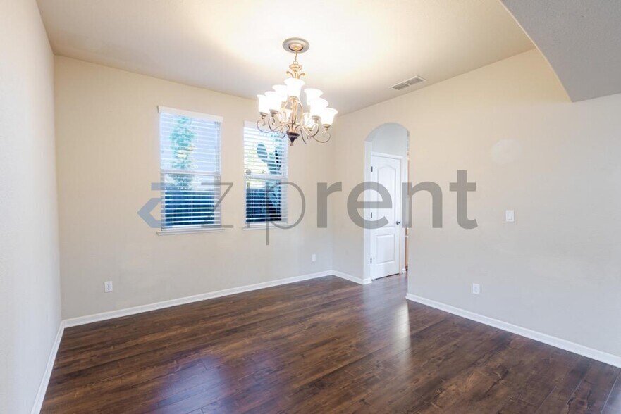Building Photo - 3334 San Vicente Rd