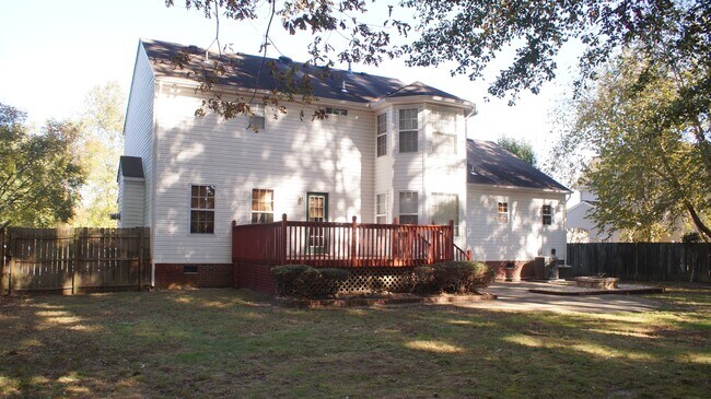 Building Photo - 1221 Clearwater Ln