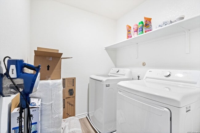 Building Photo - Charming Home Awaits: Spacious & Modern Living in a Prime Location