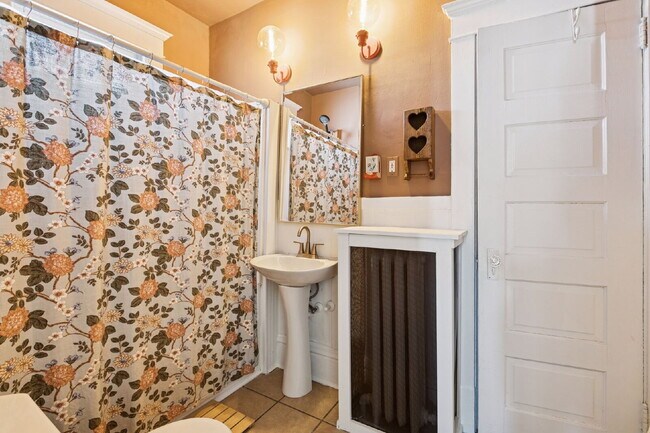 Building Photo - Beautiful single family home with near U of MN - 4 bed 2 bath