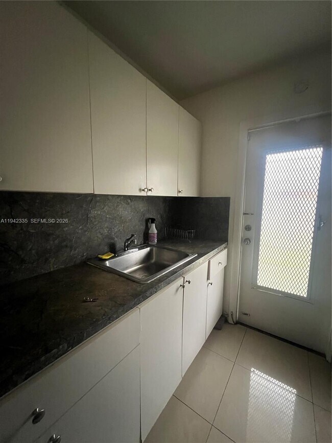 Building Photo - 16120 NE 19th Ct