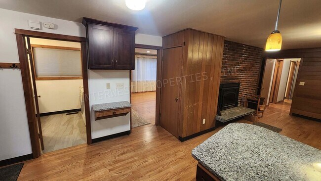 Building Photo - 3 bd 2.5ba Ranch Style Home with Fenced Yard, W/D in Unit, Fireplaces & 2 Car Garage!