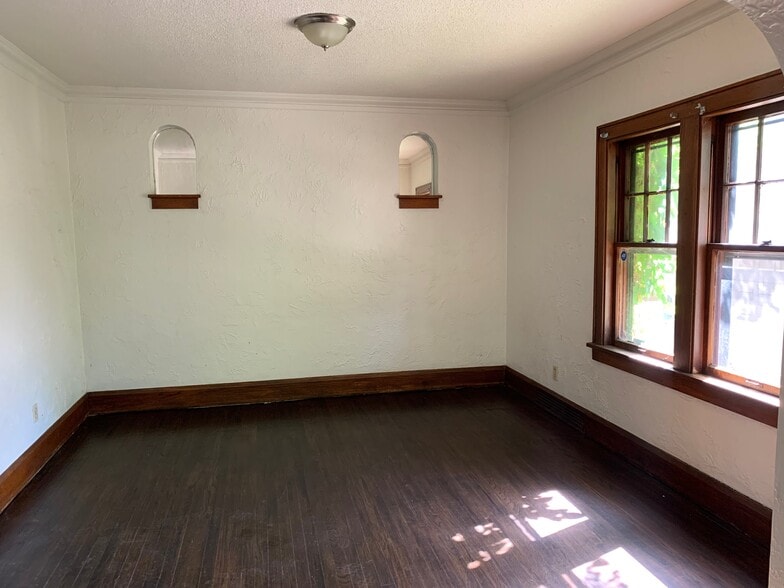 Building Photo - 2115 10th Ave