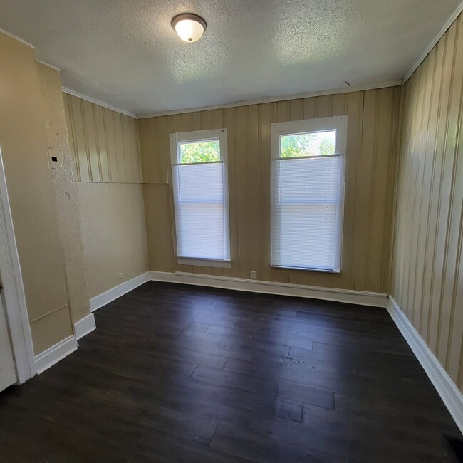Building Photo - Near Westside 2BR House w/Attached Garage!