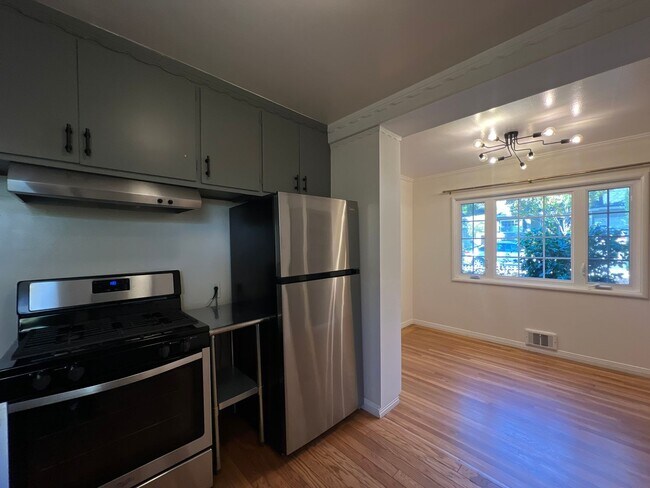 Building Photo - 2 Bedroom/1 Bath Available in Oakland!