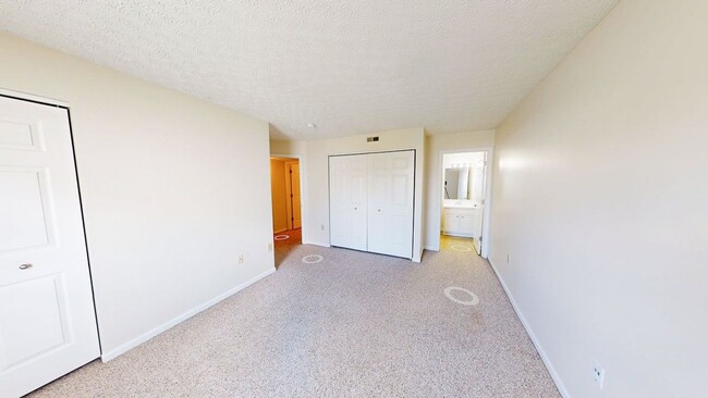 Building Photo - 5566 Garden Ridge