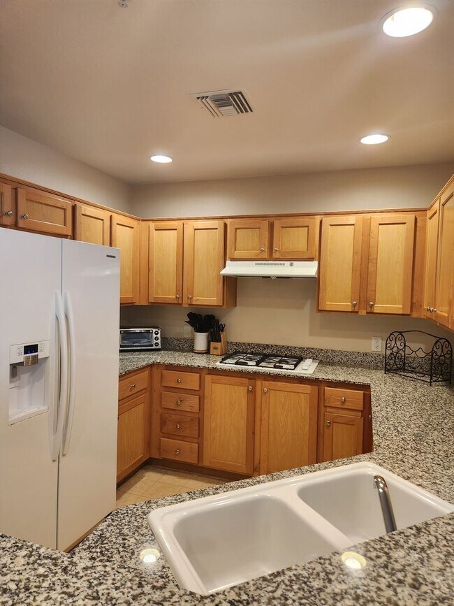 Building Photo - Fully Furnished Park Avenue Condo