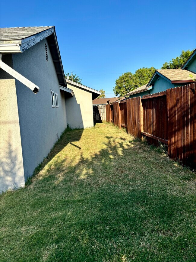 Building Photo - 1333 Currant Ave