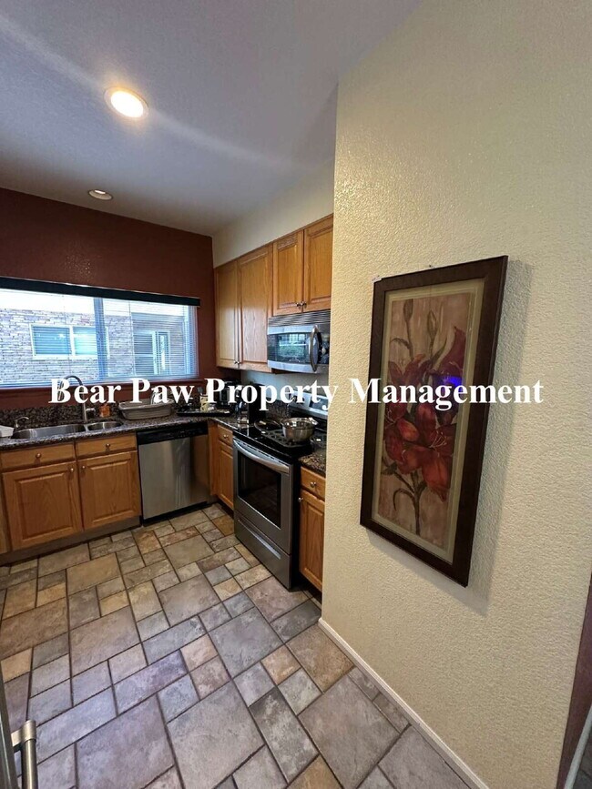 Building Photo - "Spacious 2-Bed, 2-Bath Condo Retreat"