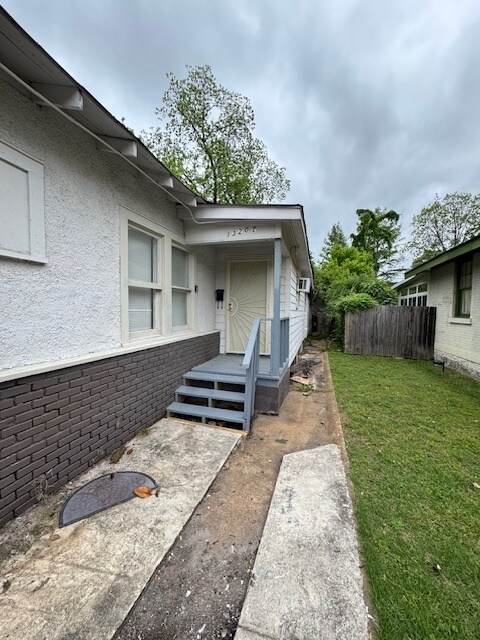 Primary Photo - 1320 Faxon Ave