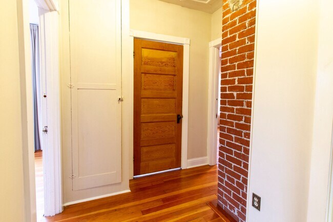 Building Photo - Gorgeous 3 Bedroom House with Bonus Room, ...