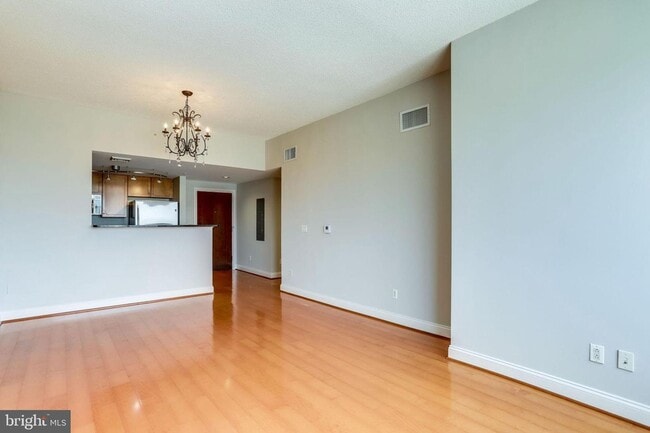 Building Photo - 1 bedroom 1 Bath - Highrise Luxury Living ...