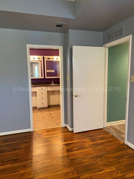 Building Photo - 1901 S 72nd St