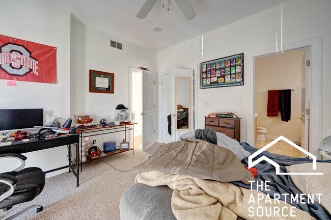 Building Photo - 3739 N Sheffield Ave