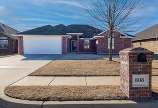 Building Photo - 808 Canyon Dr