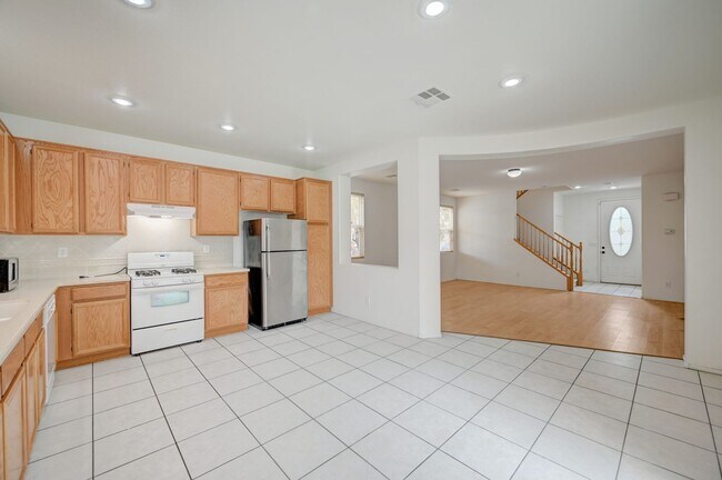 Building Photo - Beautiful 3 bedroom/2.5 baths located acro...
