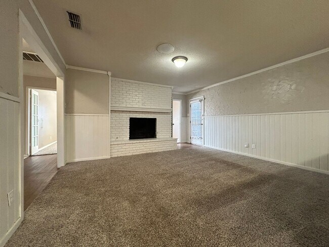 Building Photo - Located Near Park, Fast Food & Close Acces...