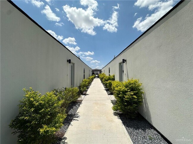 Building Photo - 1308 E Iris Ave