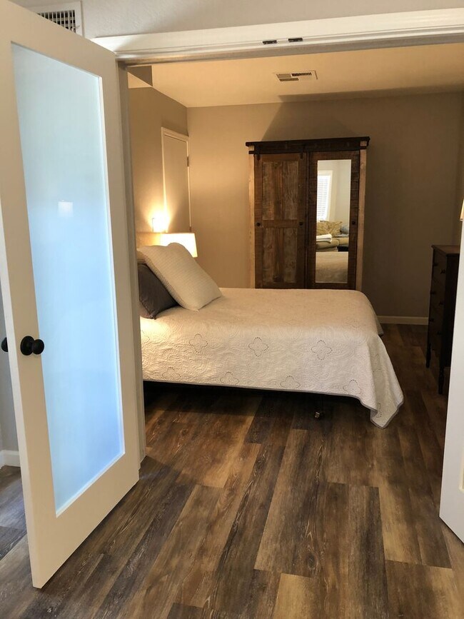 Building Photo - Beauty and Convenience! Remodeled, Fully F...