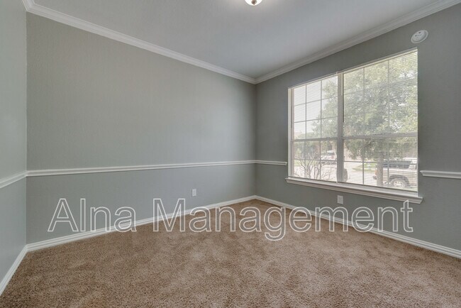 Building Photo - 2640 Lake Ridge Dr