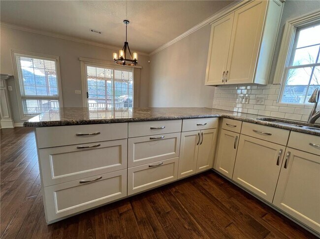 Building Photo - 1004 NE Carnahan Ct