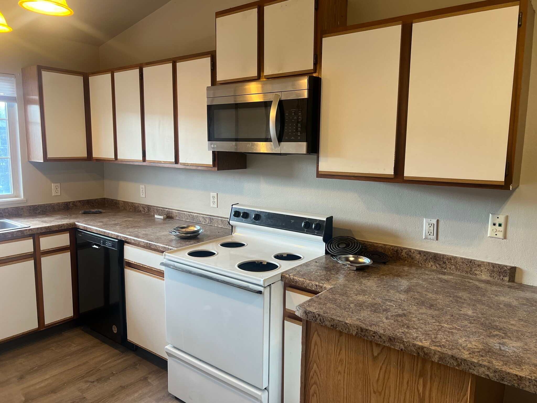 Building Photo - 3216 Midvale Dr