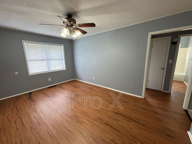 Building Photo - 8831 Country Club Dr