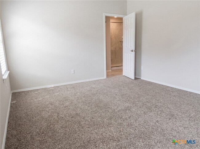 Building Photo - 1210 Lindsey Dr