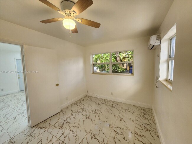 Building Photo - 4172 SW 21st St