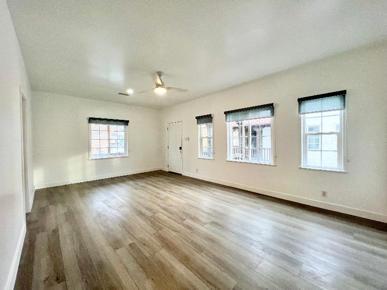 Building Photo - 1524 N Sycamore St